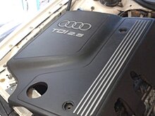 Почему многие автовладельцы убирают пластиковую накладку на двигатель?