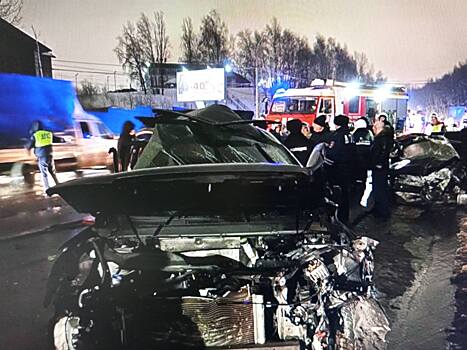 В Петербурге водитель иномарки сбил двух женщин и светофор