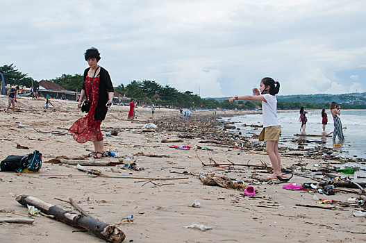 Пляжи Бали превратились в мусорные свалки