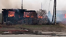 Огонь охватил несколько домов после взрыва газа в Кургане