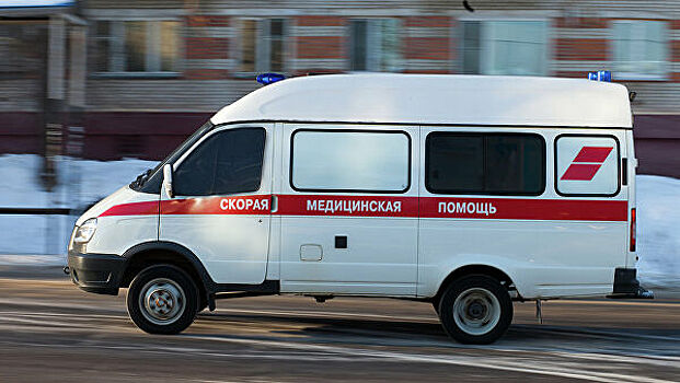 Автомобиль сбил людей на остановке в Санкт-Петербурге