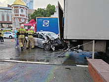 В Самаре напротив пивзавода молодой водитель на "Пежо" влетел под грузовик