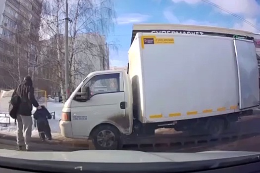 В Москве мужчина жестко бросил малолетнего сына в снег и попал на видео