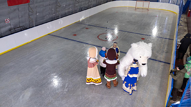 В Надымском районе открыли крытый хоккейный корт