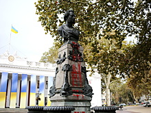 В Одессе коммунальщики начали заколачивать досками памятник Пушкину