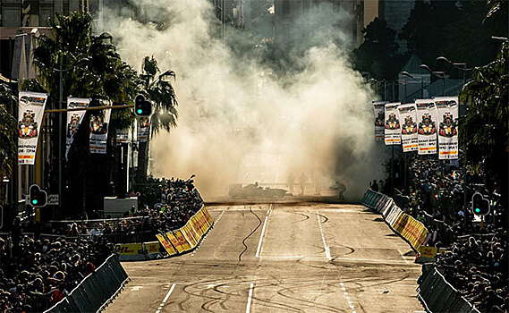 Red Bull Racing проводит гоночное шоу в Кейптауне