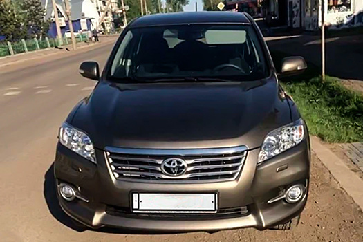В России нашли "новый" Toyota RAV4, забытый на 10 лет в гараже