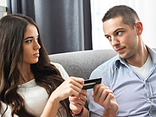 Деньги под угрозой: психолог рассказал, как действует финансовый абьюзер