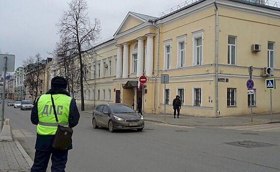 В Казани во время ДТП кусок забора отлетел в припаркованный автомобиль