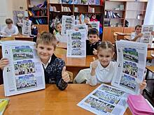 Газету «Первоклассник» раздают школьникам