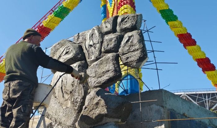 В Волгограде около аттракциона «Большой маятник» возводят скалы инков