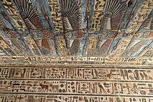 В древнеегипетском храме найдены орлы с головами кобры