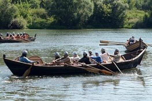 «Русичи» и «викинги» устроили гонку на средневековых веслах под Липецком