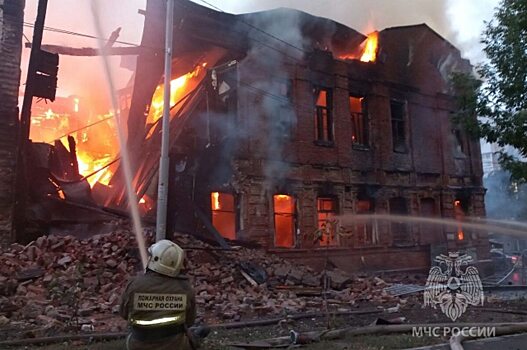 На Чернышевского в Саратове полностью сгорел двухэтажный старый дом