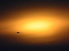 Военный самолет с грузом денег рухнул на шоссе в Боливии