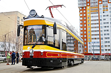 Трамваи двух маршрутов задерживаются на Халтуринской улице из-за автомобиля на путях