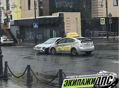Во центре Владивостока столкнулись такси и легковушка