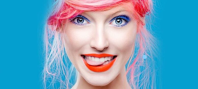 Зачем звезды и не только высовывают язык на своих селфи