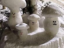 Житель Фатежа украшает двор снежными скульптурами