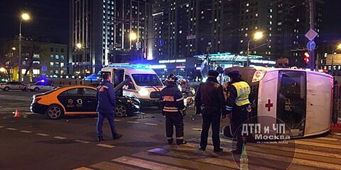 Машина скорой помощи опрокинулась в результате ДТП в центре Москвы