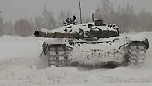 Военнослужащие провели занятия по вождению танков в сильнейшую казанскую метель