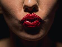 Россиянкам раскрыли визуально старящие детали внешнего вида