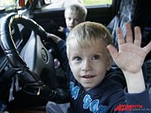 В Югре машина с детьми скатилась на оживленную дорогу