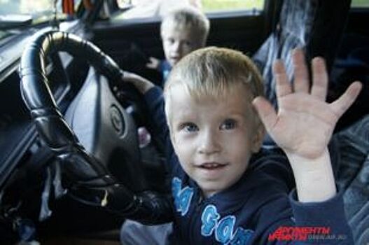 В Югре машина с детьми скатилась на оживленную дорогу