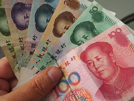 Эксперт назвал минусы хранения сбережений в юанях
