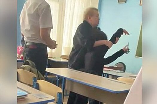В Астрахани учительница хотела насильно подстричь школьника и попала на видео