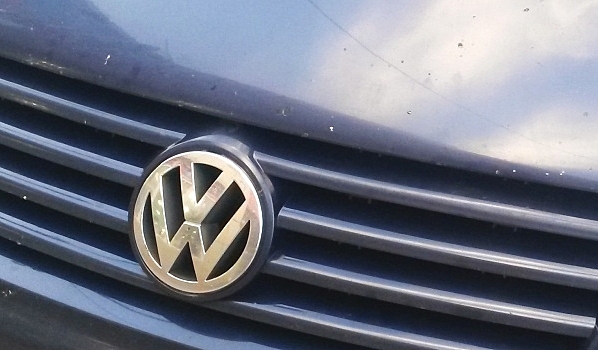 В Воронеже водителя Volkswagen оштрафовали за парковку на тротуаре на 1000 рублей