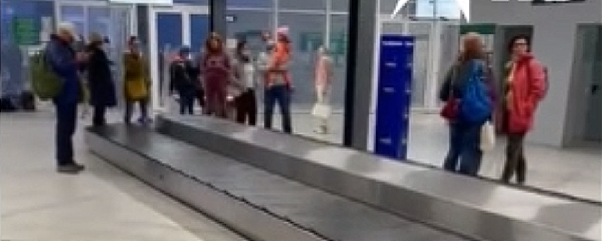 Прилетевшие из Египта новосибирцы прождали багаж четыре часа