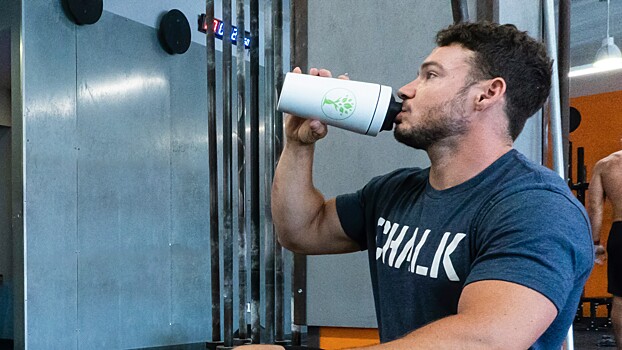 Врачи рассказали, чем вредны протеиновые батончики и коктейли