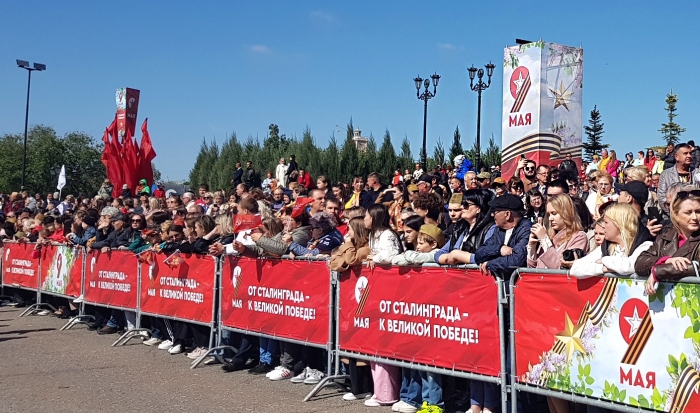 Тысячи волгоградцев и гостей города поднялись в День Победы на Мамаев курган