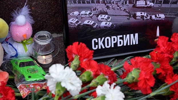 Жители Йошкар-Олы несут цветы к мемориалу памяти после трагедии в Казани