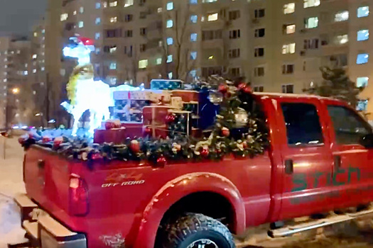 Транспорт «современного Деда Мороза» попал на видео в Москве