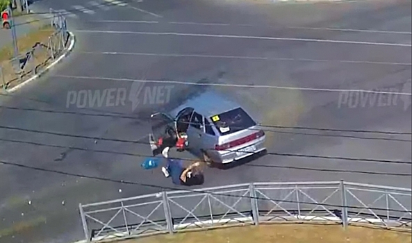 Женщина вылетела из машины на дорогу при ДТП в Волжском