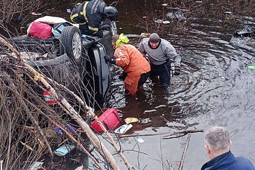 В Мурманской области автомобиль скатился в водоем, погибли три человека