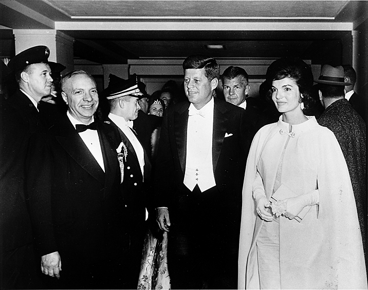 На инаугурации в 1961 году Жаклин Кеннеди блистала в расшитом серебряной нитью платье с шифоновой накидкой от дизайнера Этель Франкау. 