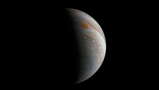 Juno передал на землю снимки "Великого красного пятна" Юпитера