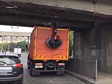 Металловоз застрял под мостом в Твери