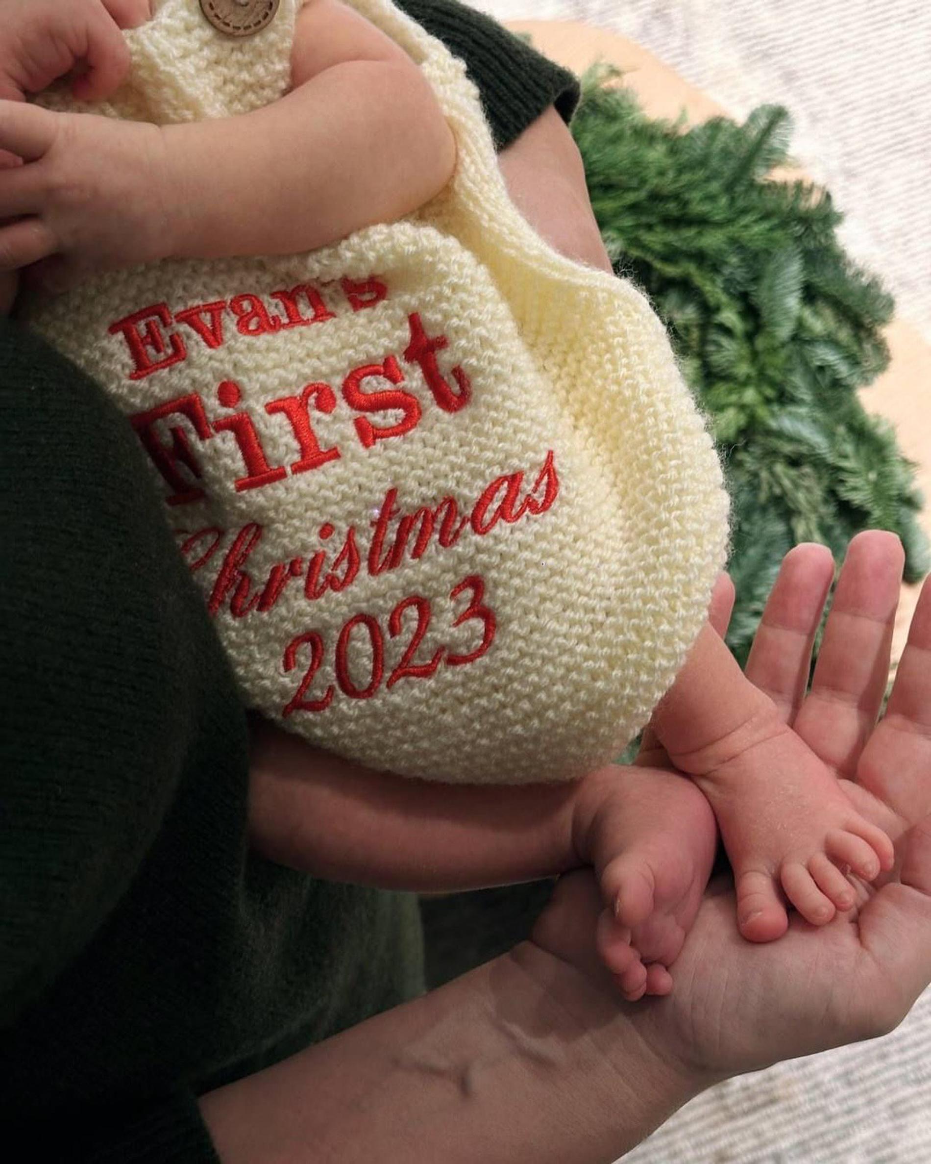 отец выучил сына. что решив сделать сыну. что решив сделать сыну. отец учит ребенка работе. папа учит ребенка.