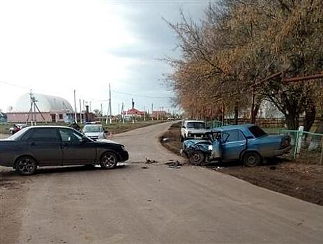 В Приволжском районе два ВАЗа не поделили дорогу, один из водителей в больнице