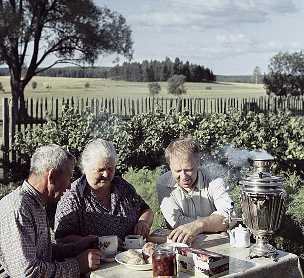 Олег Попов (справа) со своими родителям, 1977