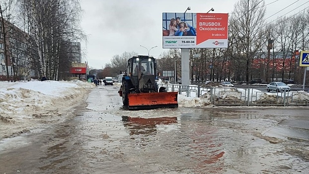 23 бригады ликвидируют подтопления на тротуарах Вологды в связи с обильным таянием снега