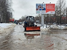 23 бригады ликвидируют подтопления на тротуарах Вологды в связи с обильным таянием снега