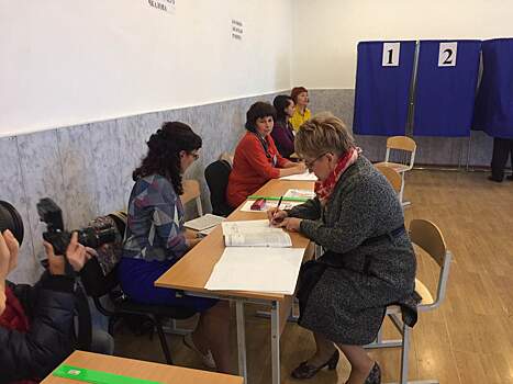 Жданова в числе первых проголосовала на участке в 4-й гимназии