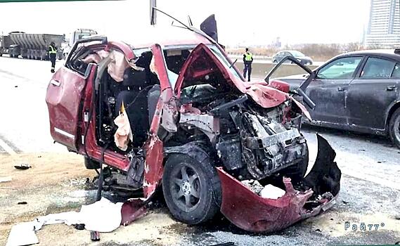 Дальнобойщик на фуре отвлёкся и протаранил вереницу автомобилей