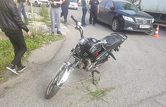 В Екатеринбурге на Городской грузовик сбил 17-летних на мотоцикле