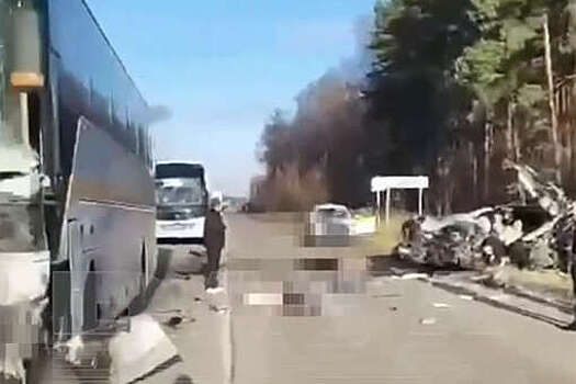 Baza: в Подмосковье Jeep влетел в автобус и попал на видео